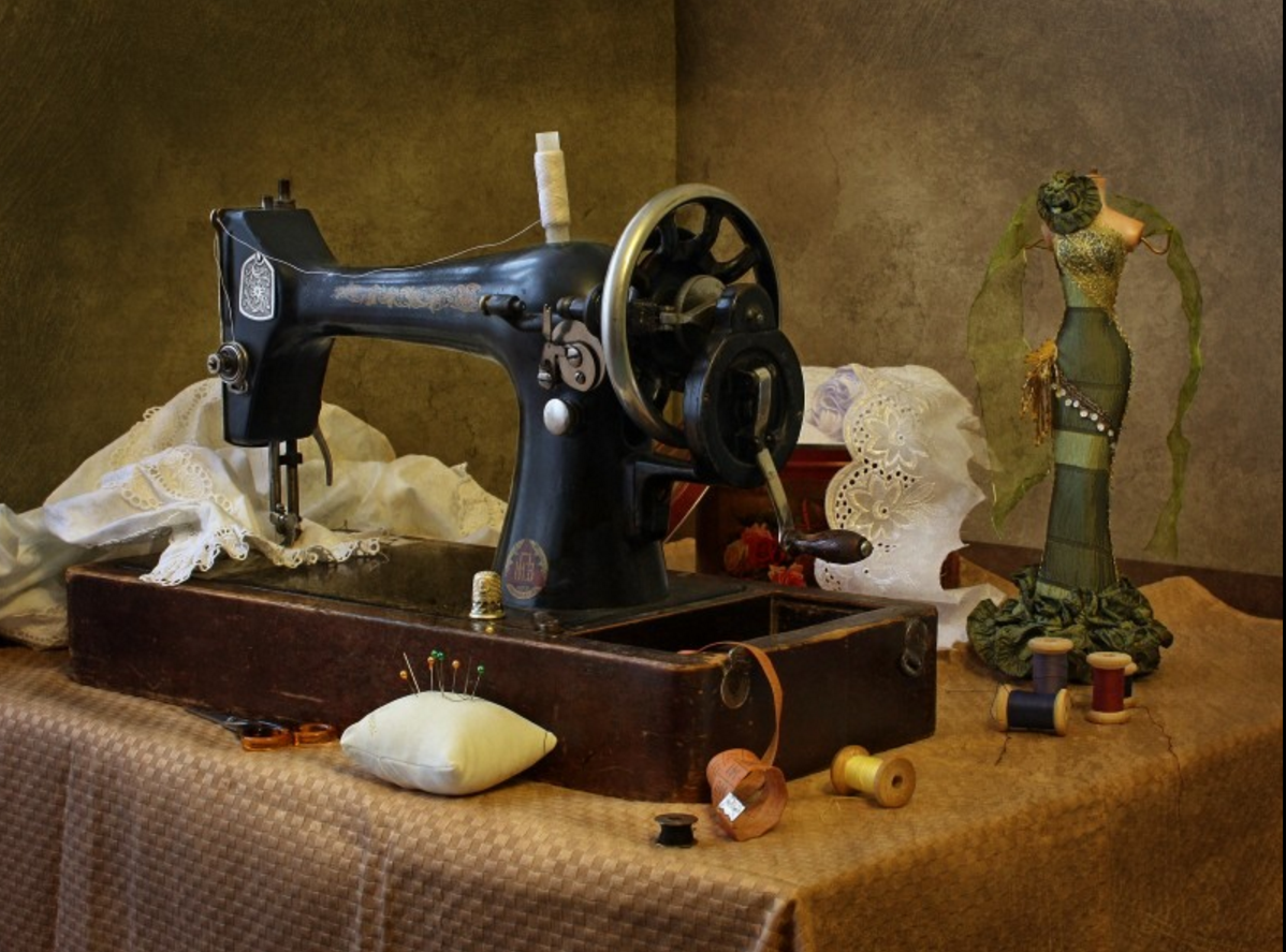 Машинка шьет назад. Швейная машинка Naumann 44. Швейная машинка Couture Machine. Мастерская портного в Англии 19 век. Винтажные Швейные машинки.