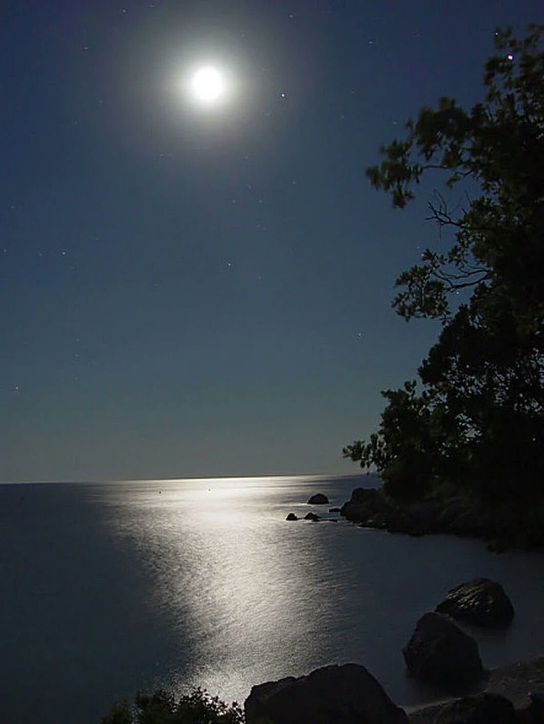 Луна взошла светло. Ночное море. Ночь в море. Лунный пейзаж. Лунная ночь.