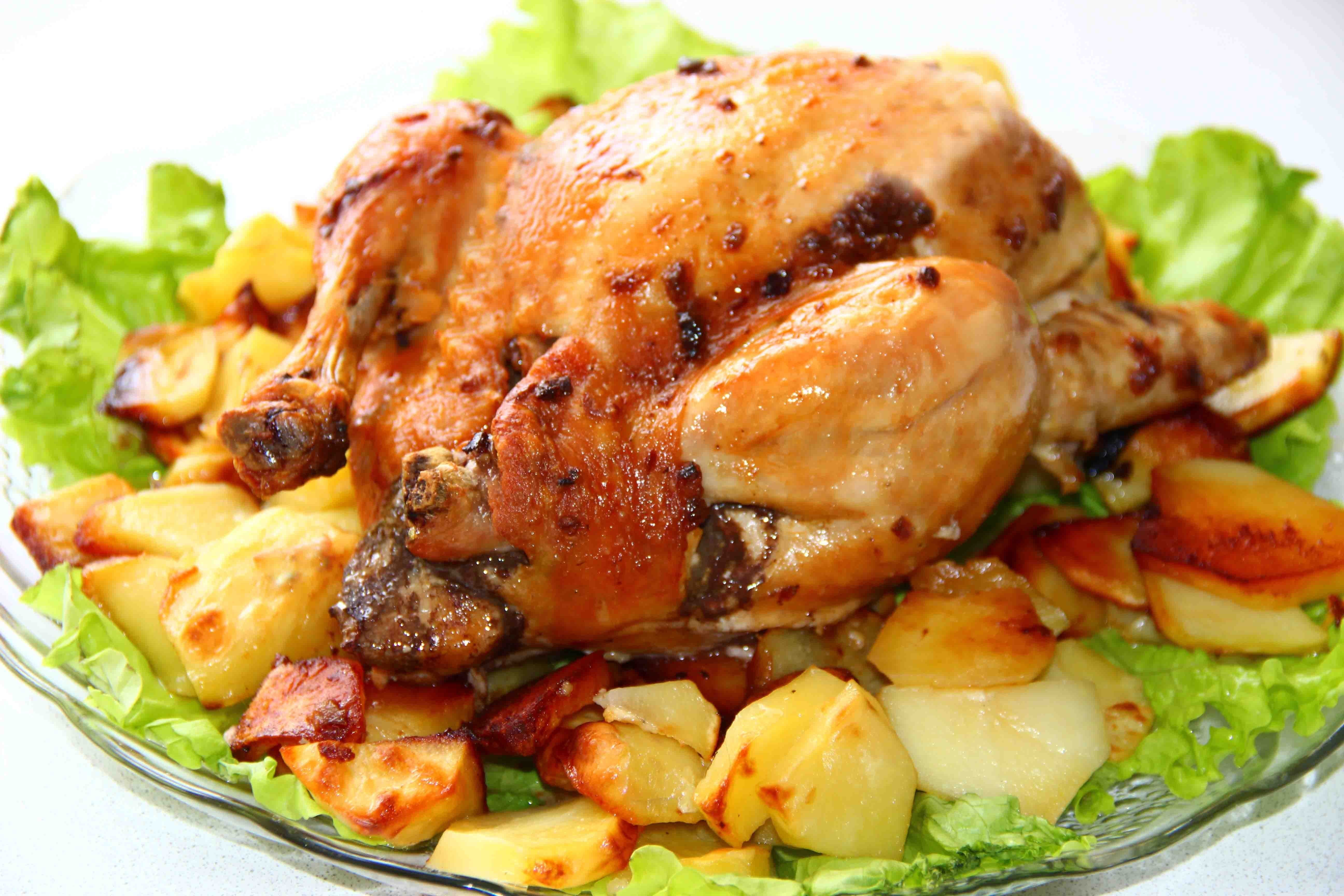 Запеченная курица с овощами рецепт. Зажаренная гриле Курочка. Курица запеченная в духовке. Курица с овощами. Курица запеченная целиком.