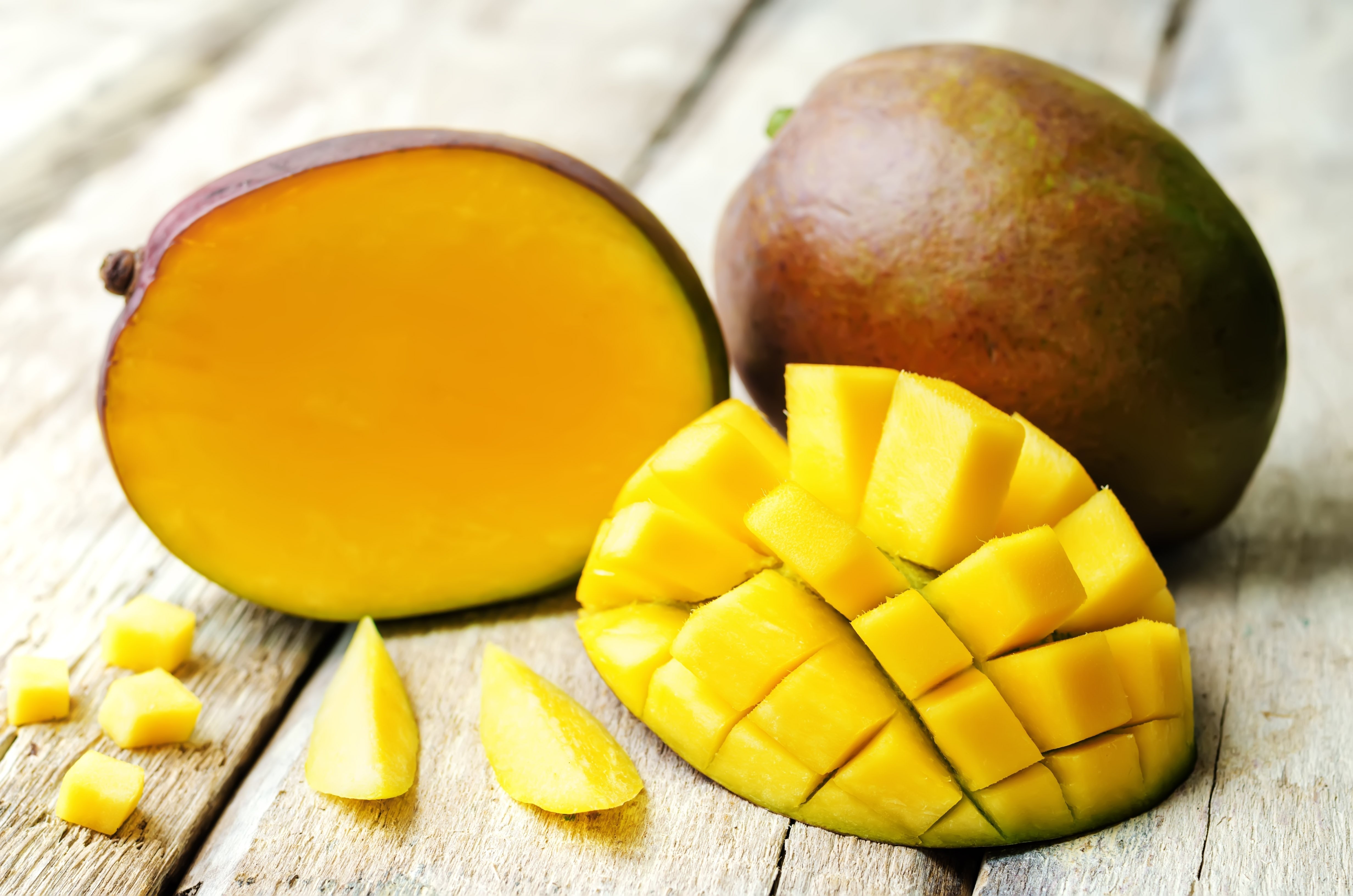 Mango. Незрелый манго. Спелое манго желтое. Манго желтое дерево. Манго желтое фото.