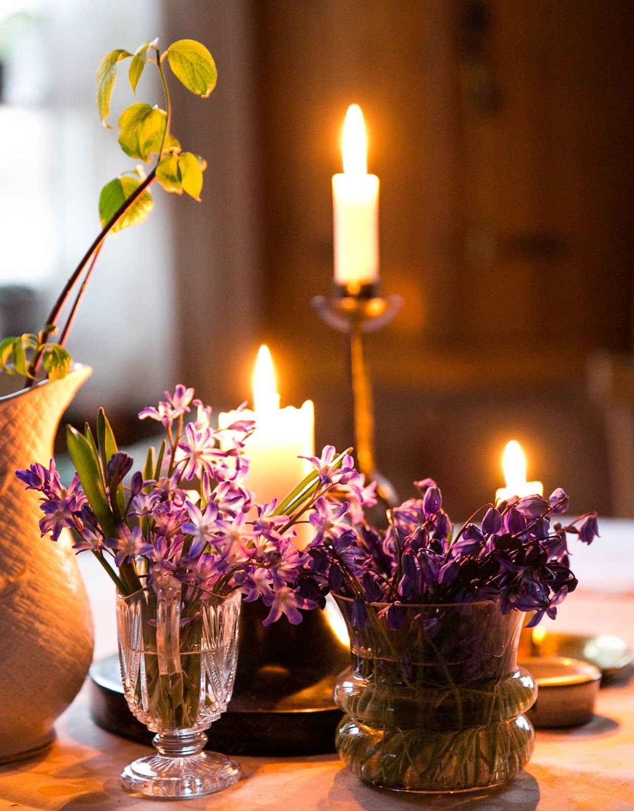 Добрый вечер свечи. Цветы и свечи. Красивые свечи. Вечер цветы и свечи. Свечи с цветами.