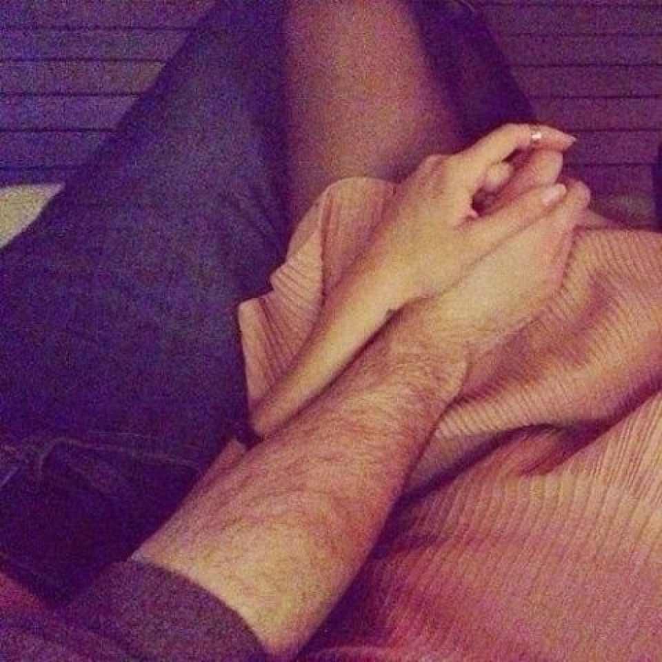 Муж держит ноги. Ноги влюбленных пар. Рука в руке. Руки влюбленных. Рука на ноге девушки.