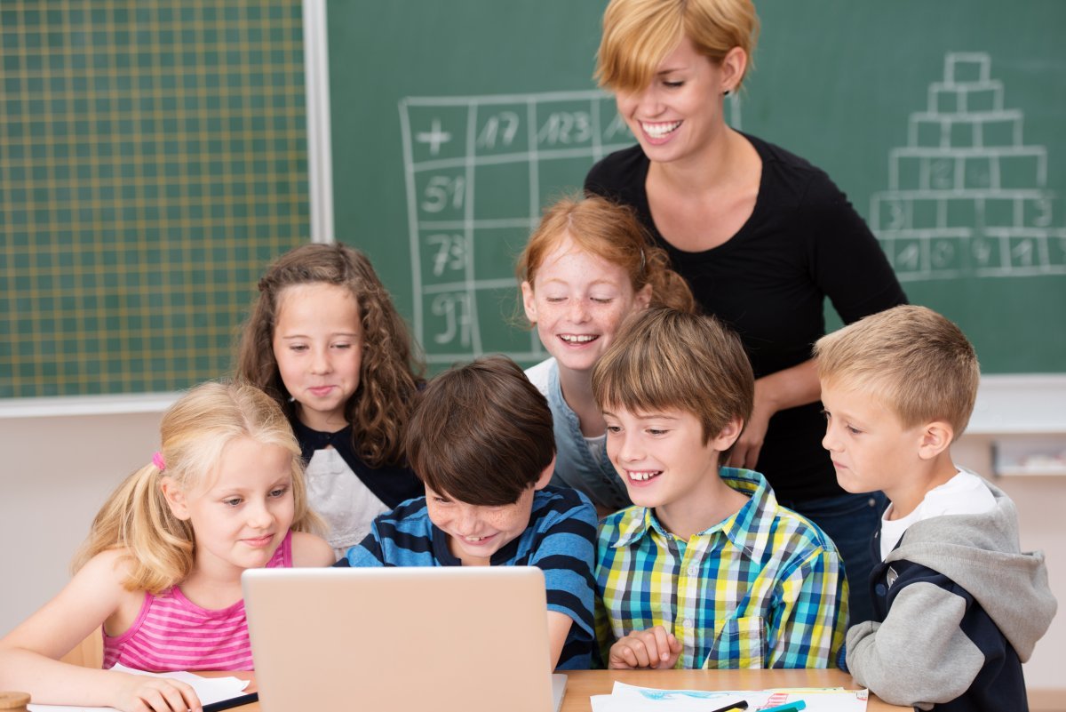 Счастливые дети и учитель