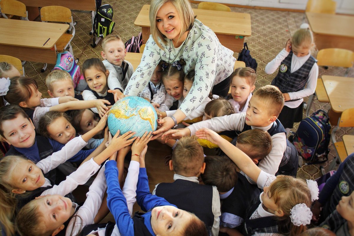 Учитель с первоклашками