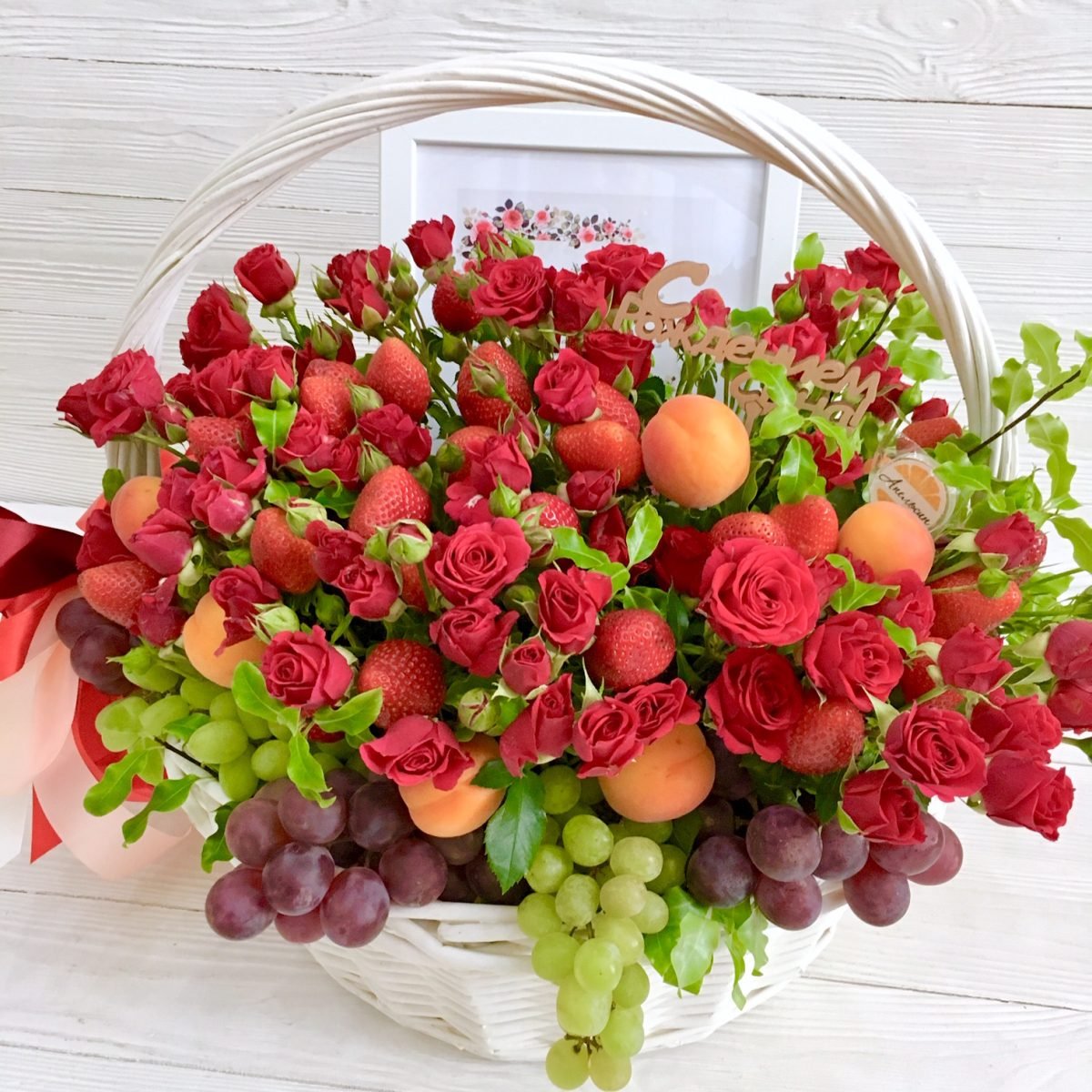 Букет с фруктами и цветами