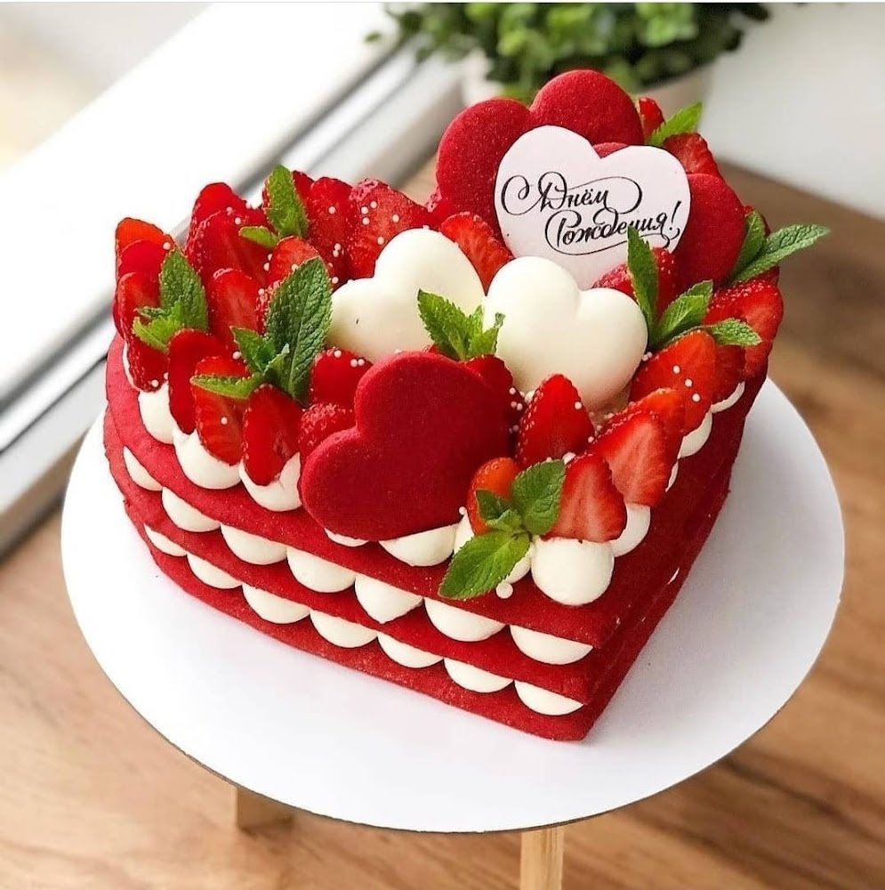 Торт сердце с клубникой