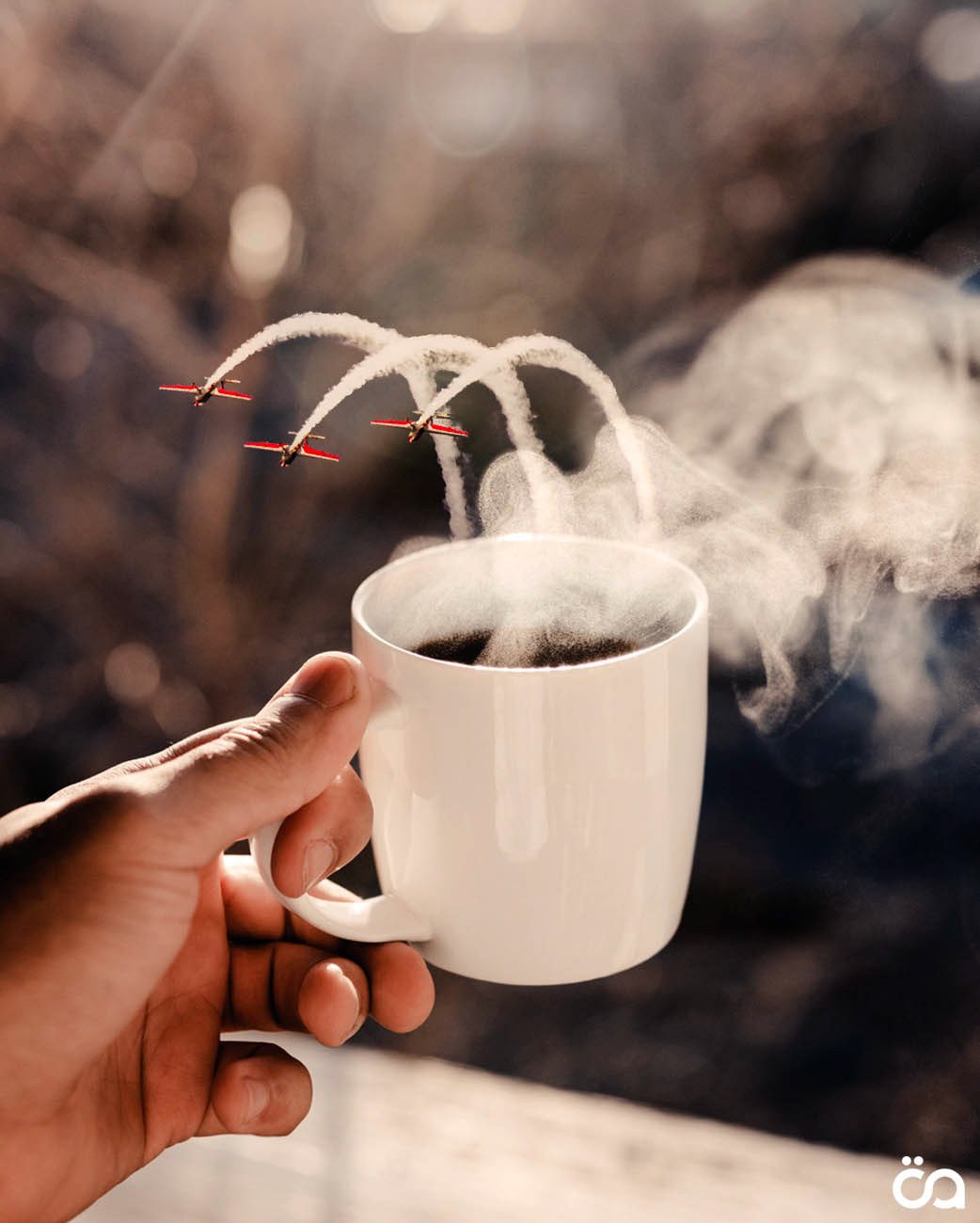 Чашка горячего чая в руках