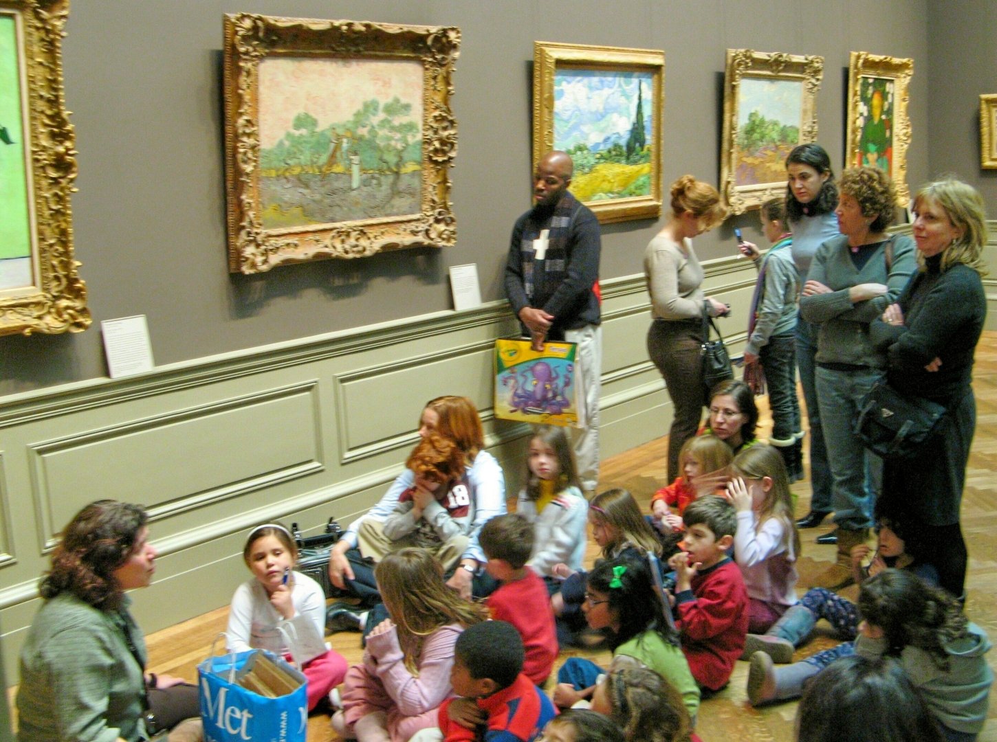 Дети посетители в музее. Дети на экскурсии. Дети на экскурсии в музее. Дети на экскурсии в картинной галерее. Посещение музеев детьми.