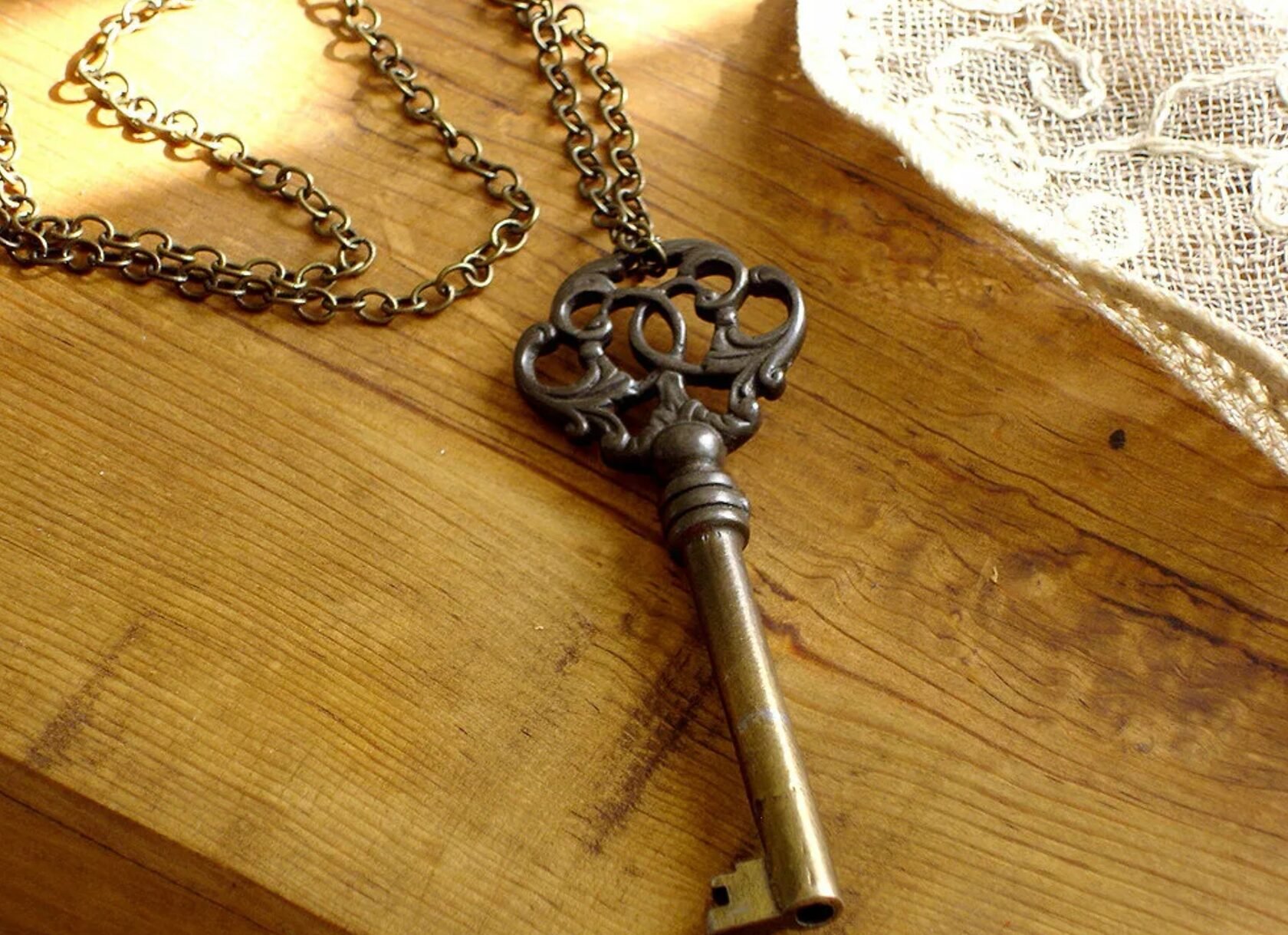 Закачать ключ. Красивые ключи. Старинный ключ. Красивый старинный ключ. Антикварный ключ.