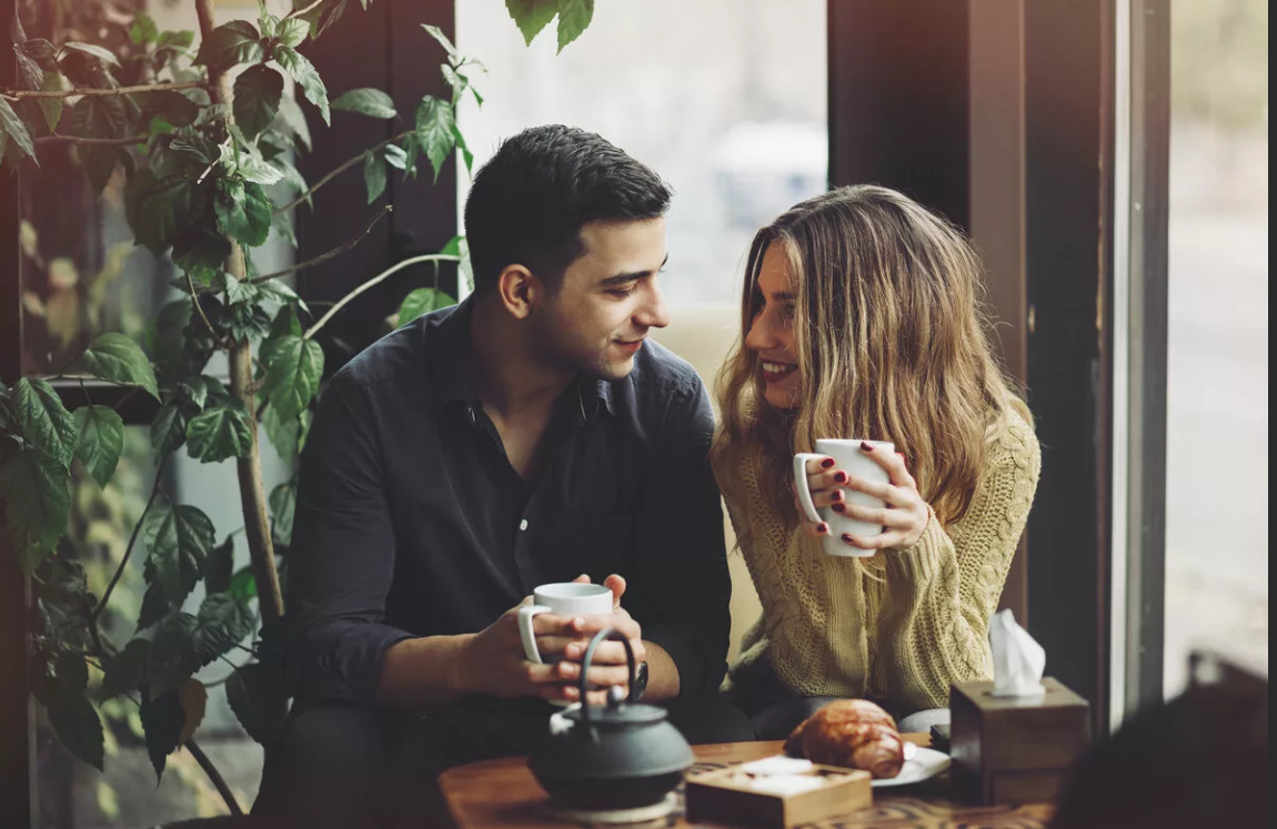 Парень и девушка в кафе