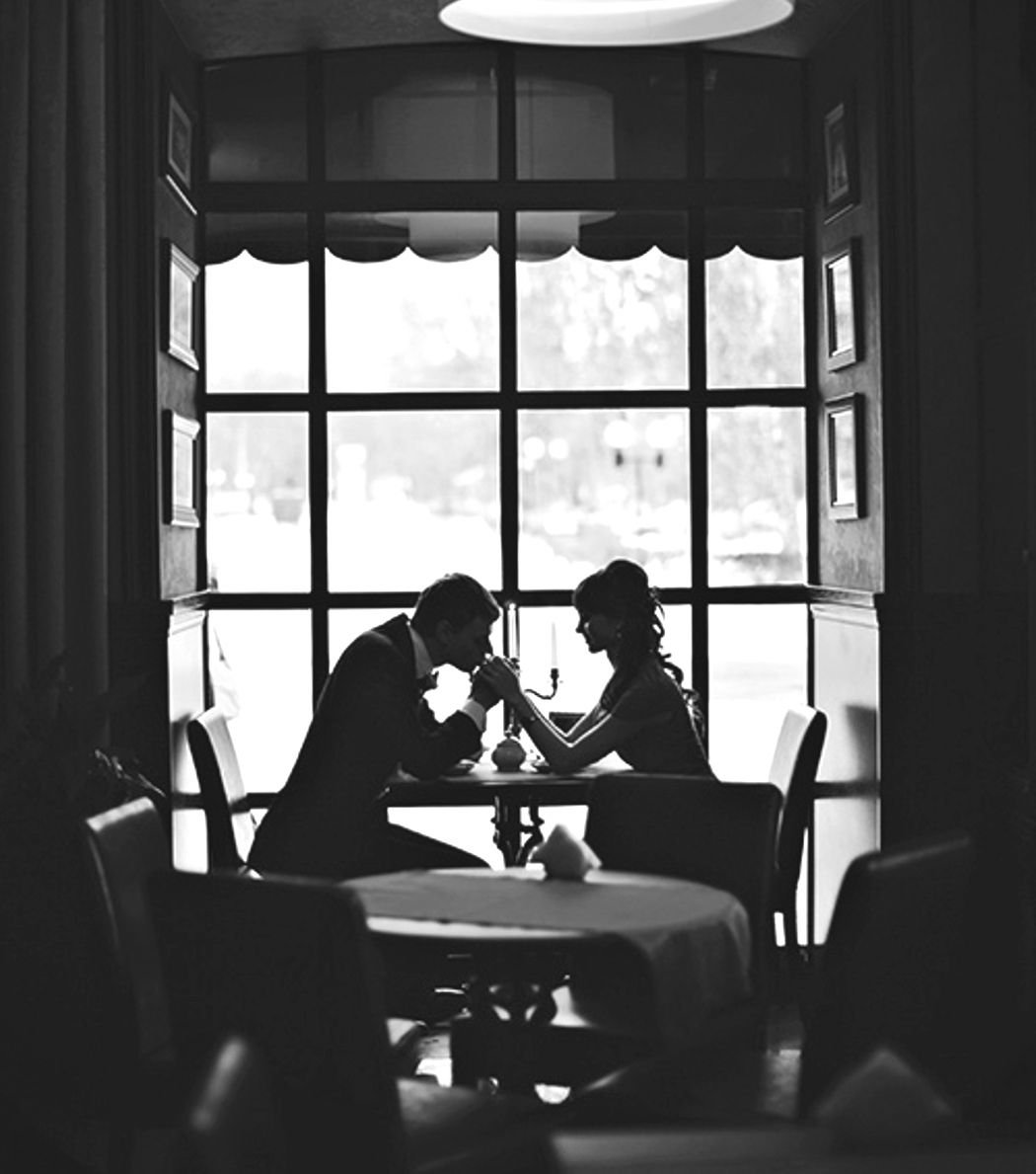 Пара в кафе за столиком