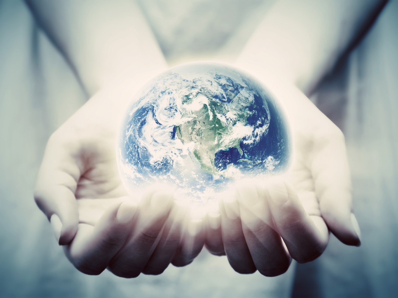 Помоги спасти мир. Планета в руках человека. Земля в руках. Земной шар в руках. Планета земля в руках.