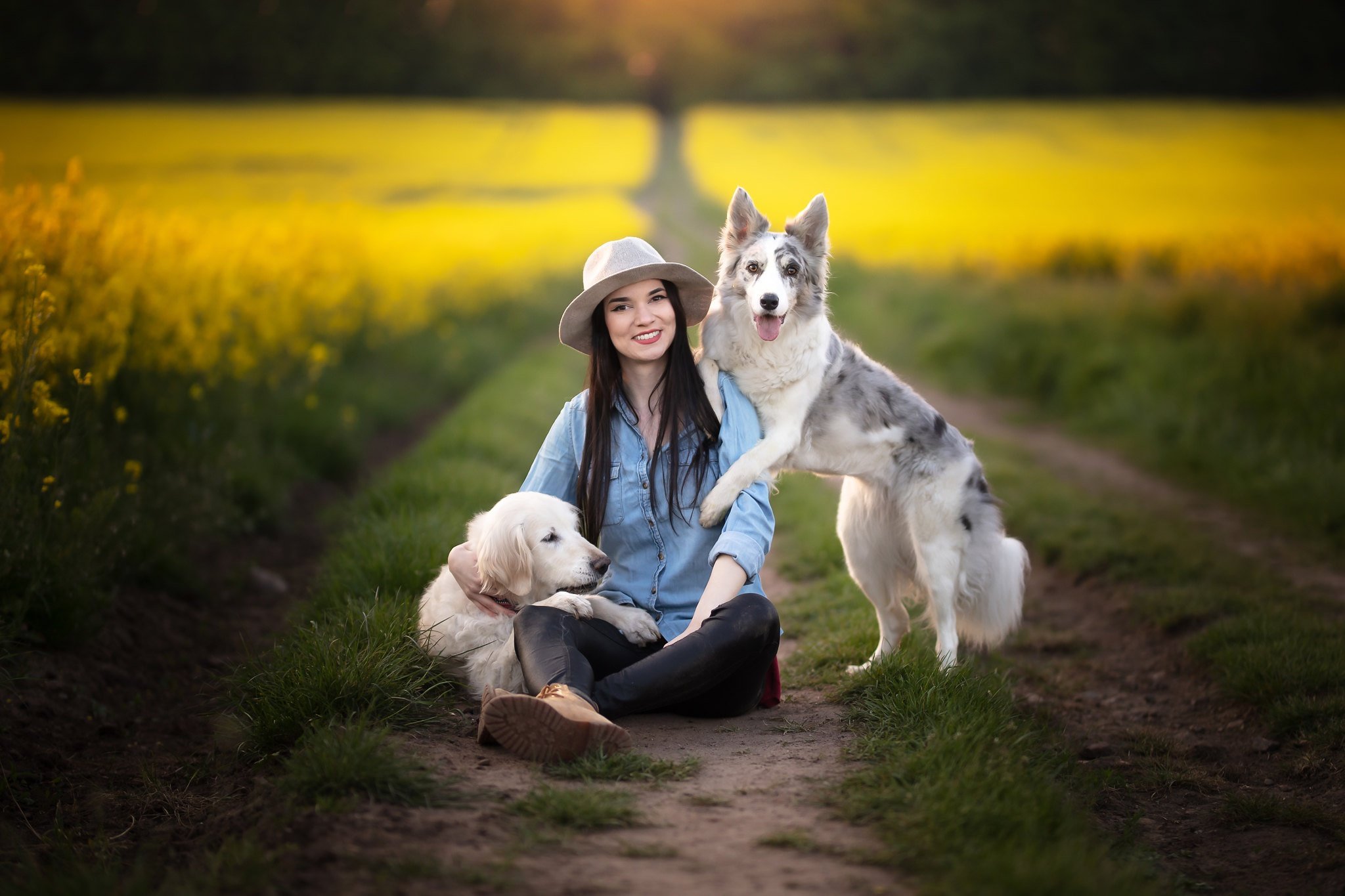 Картинка девушки с собакой. Девушка с собакой. Красивая девушка с собакой. Фотосессия с собакой. Девушка с щенком.