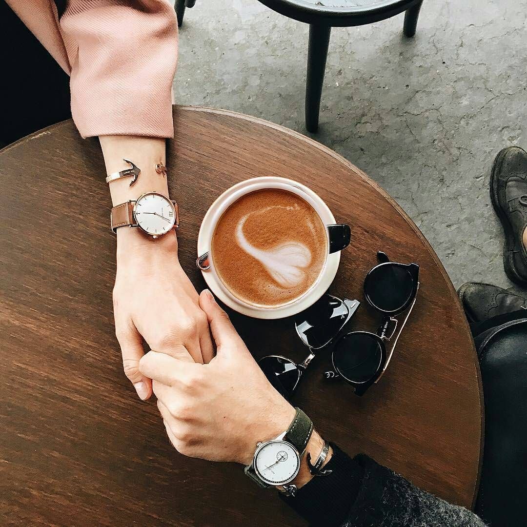 Мужчина с чашкой кофе в руке