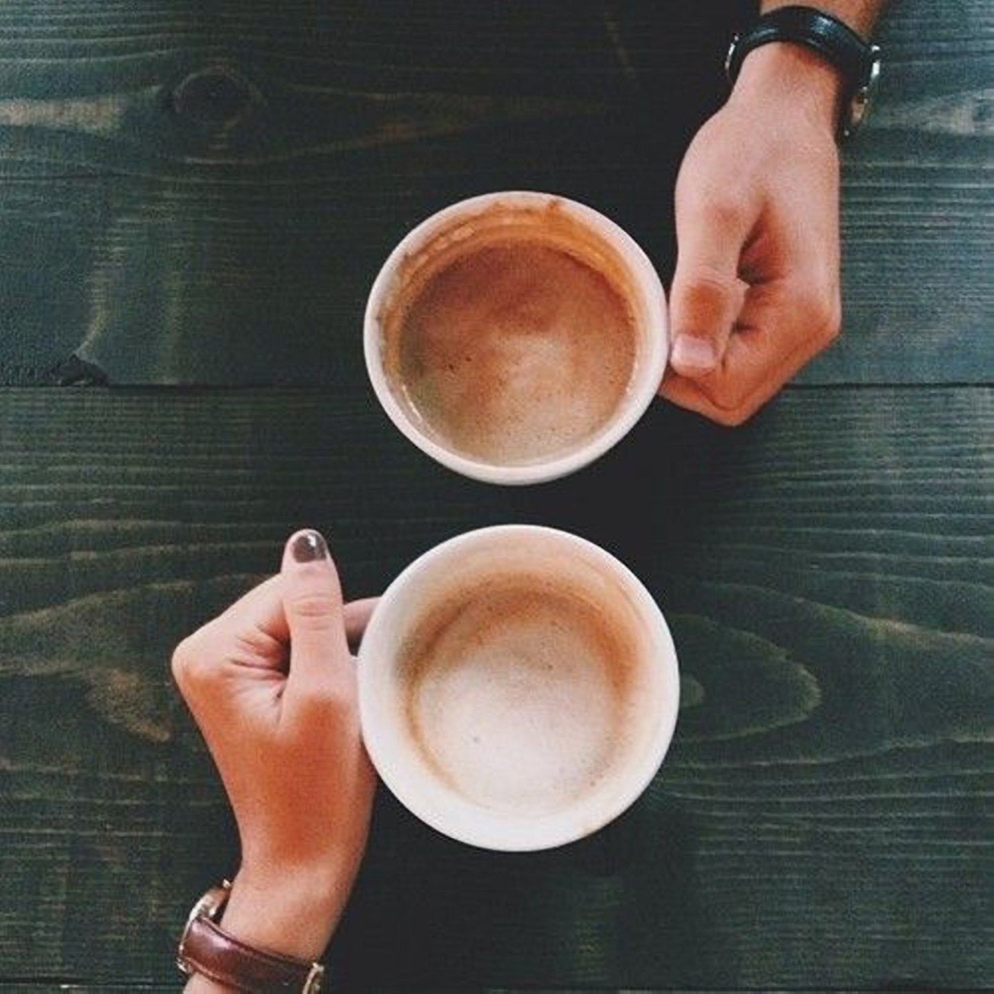 Утро ладонь. Чашка в руках. Эстетика кофе в руках. Две чашки кофе и руки. Две кружки чая в руках.