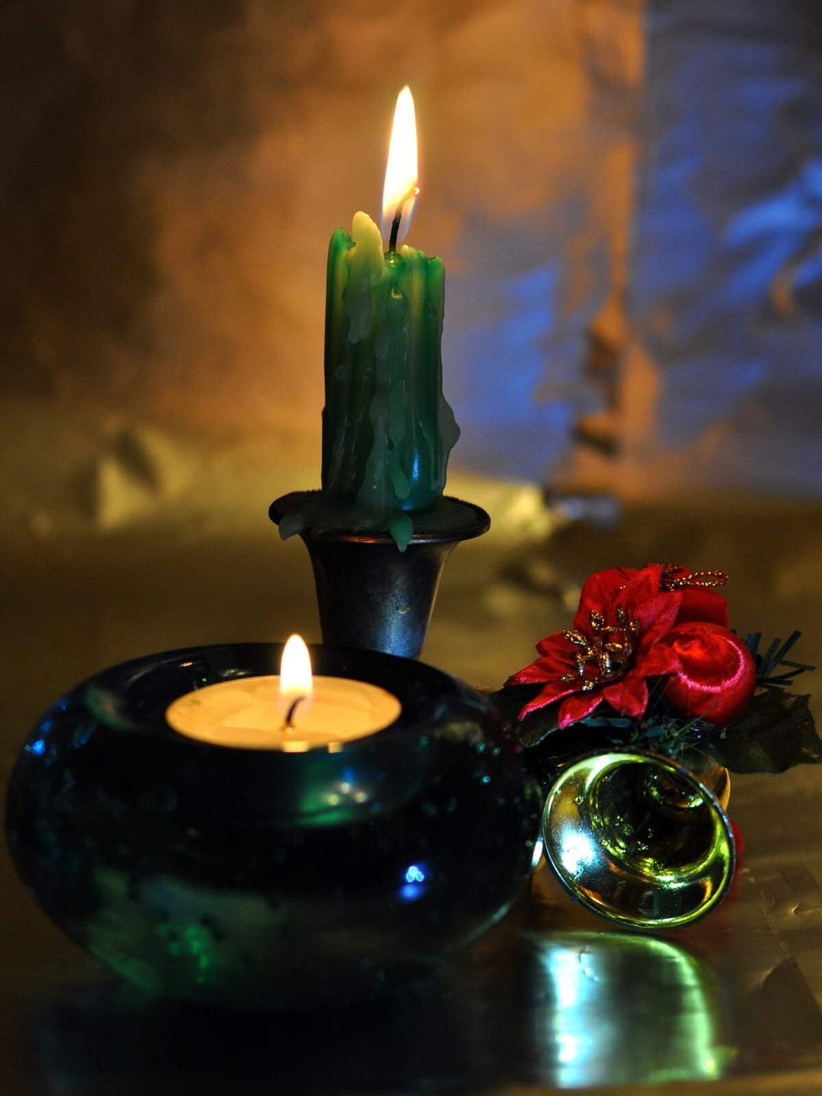 Красиво горит свеча. Горящие свечи. Красивые свечи. Зеленые магические свечи. Ритуальные свечи.