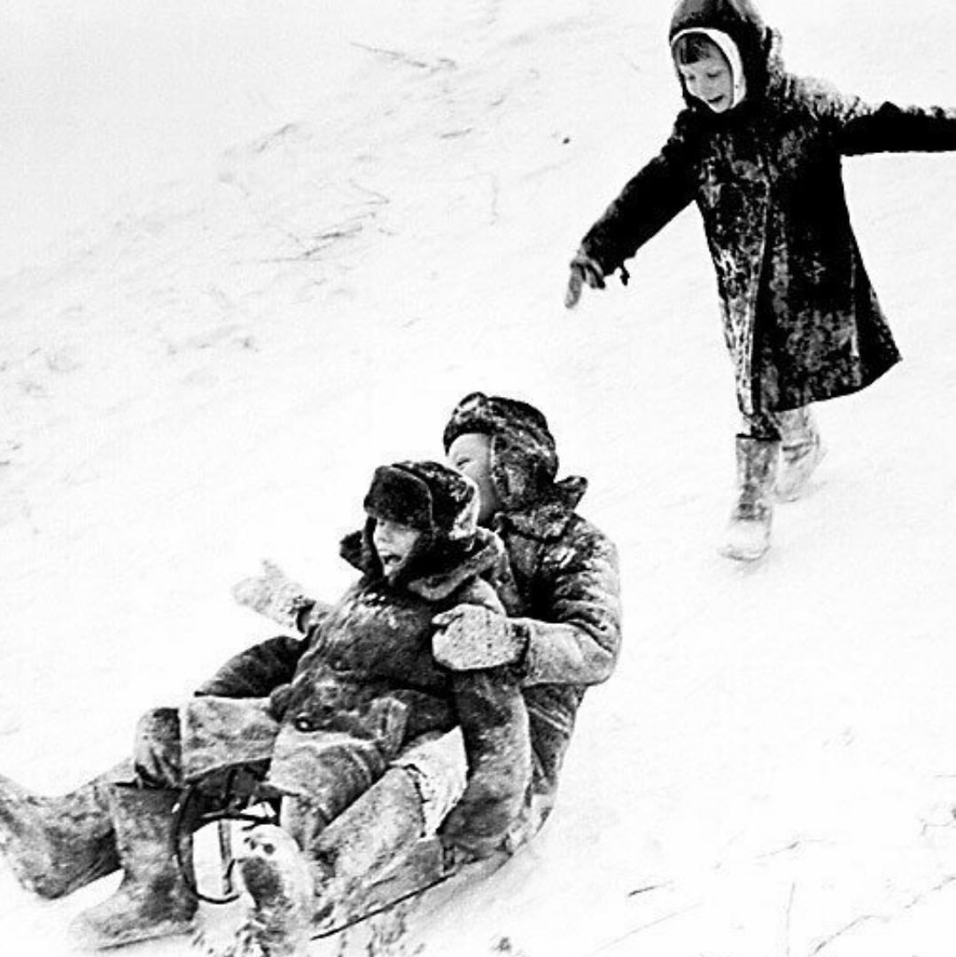 Падал старый снег. Советские дети катаются с горки. Советская горка для детей. Советские дети зима. Советские дети зимой на Горке.
