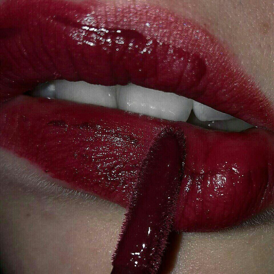 Бордовые губы Эстетика