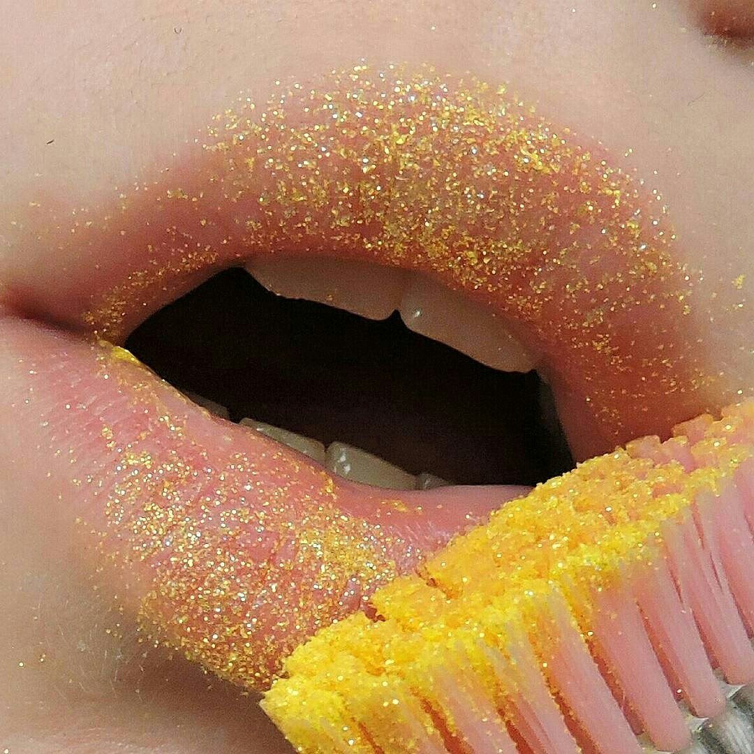 Эстетика макияж губ жёлтый