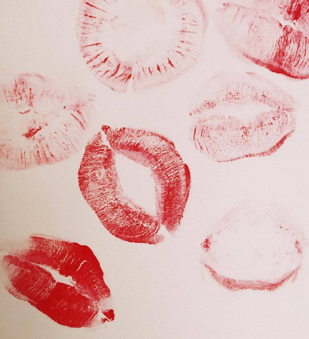 Отпечаток помады на зеркале