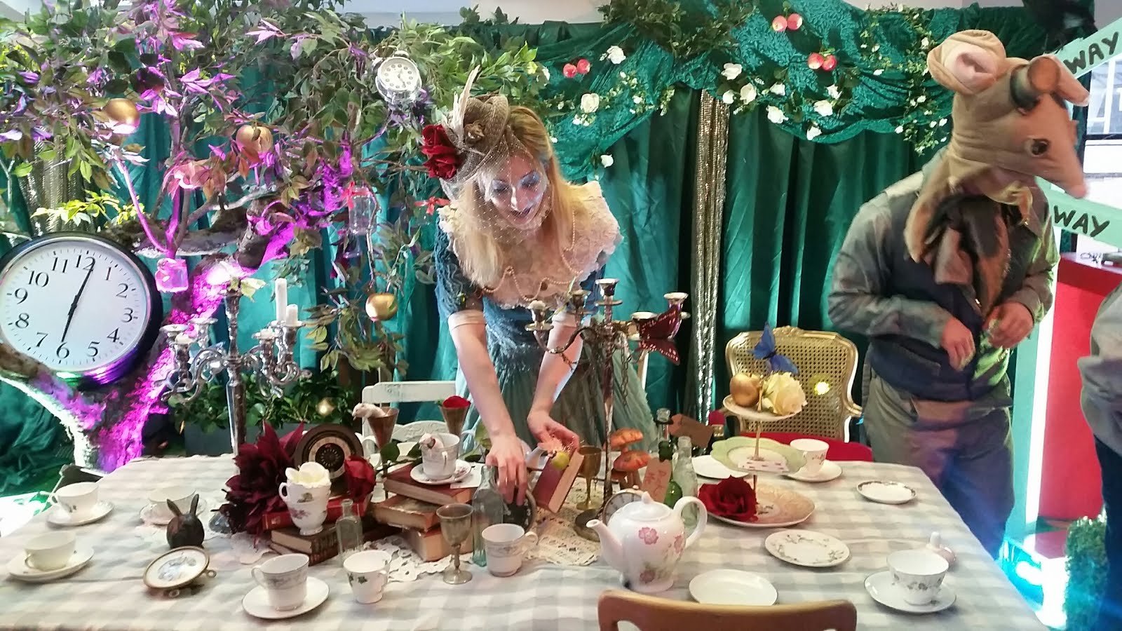 Новый страна чудес. Алиса в стране чудес чаепитие у Шляпника. Алиса в Зазеркалье чаепитие у Шляпника. Льюис Кэрролл безумное чаепитие. Алиса и безумное чаепитие.