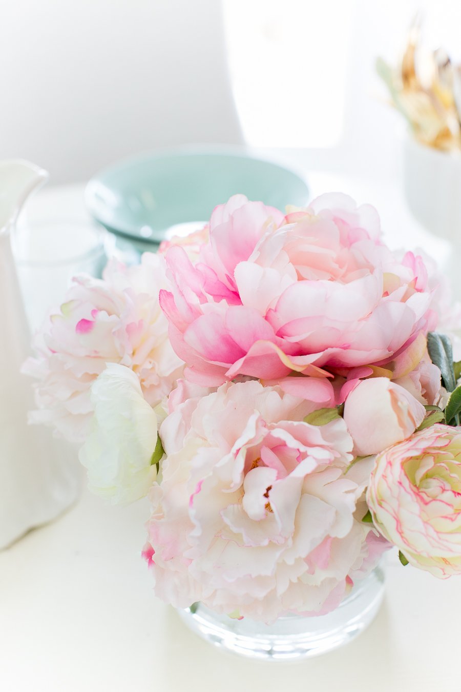 Нежные пионы