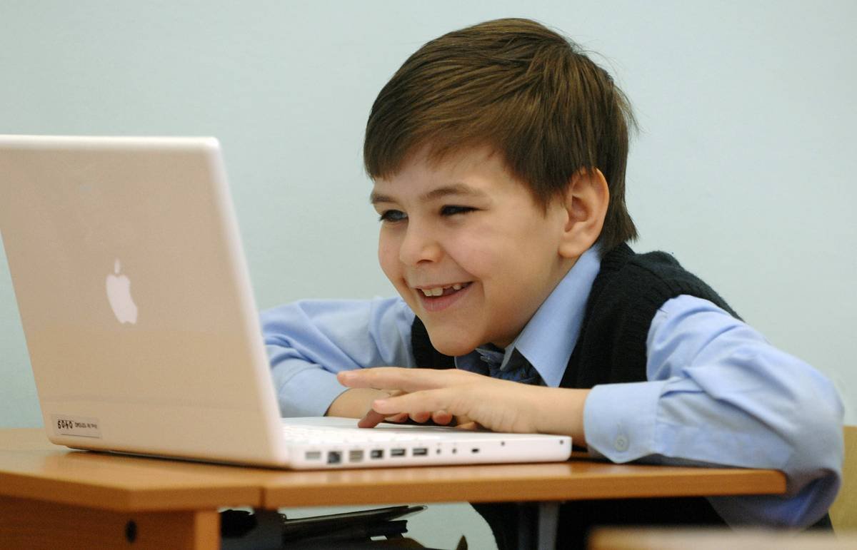 Ученик за компьютером картинки