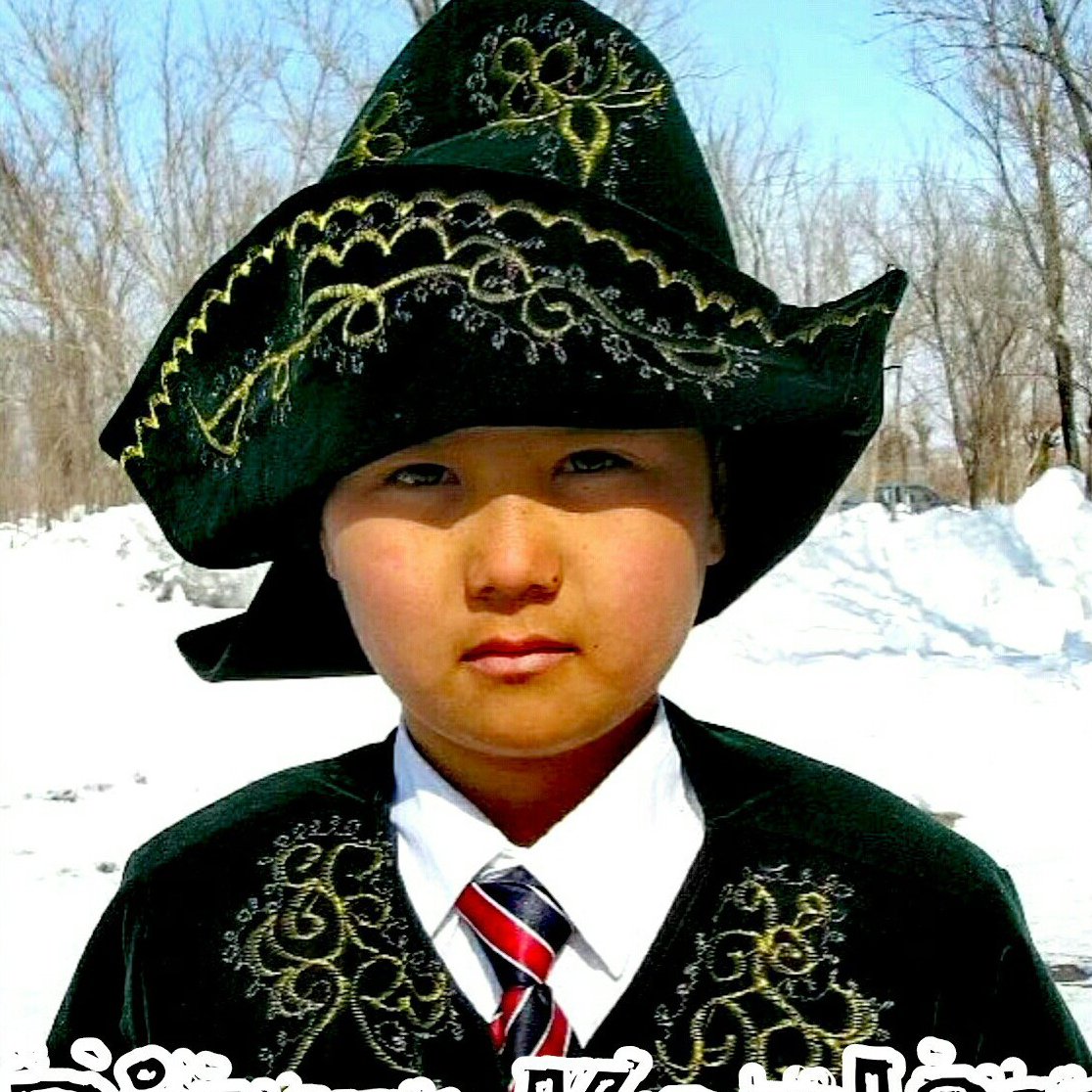 Киргиз мальчик. Казахский национальный костюм для мальчика. Костюм мальчика казаха. Казахский мальчик. Казахский детский костюм.