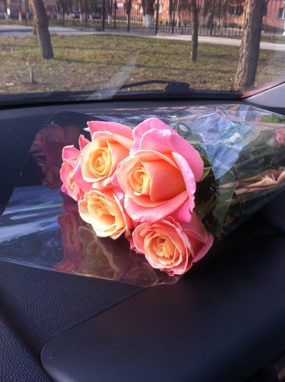 Красивый букет цветов в машине
