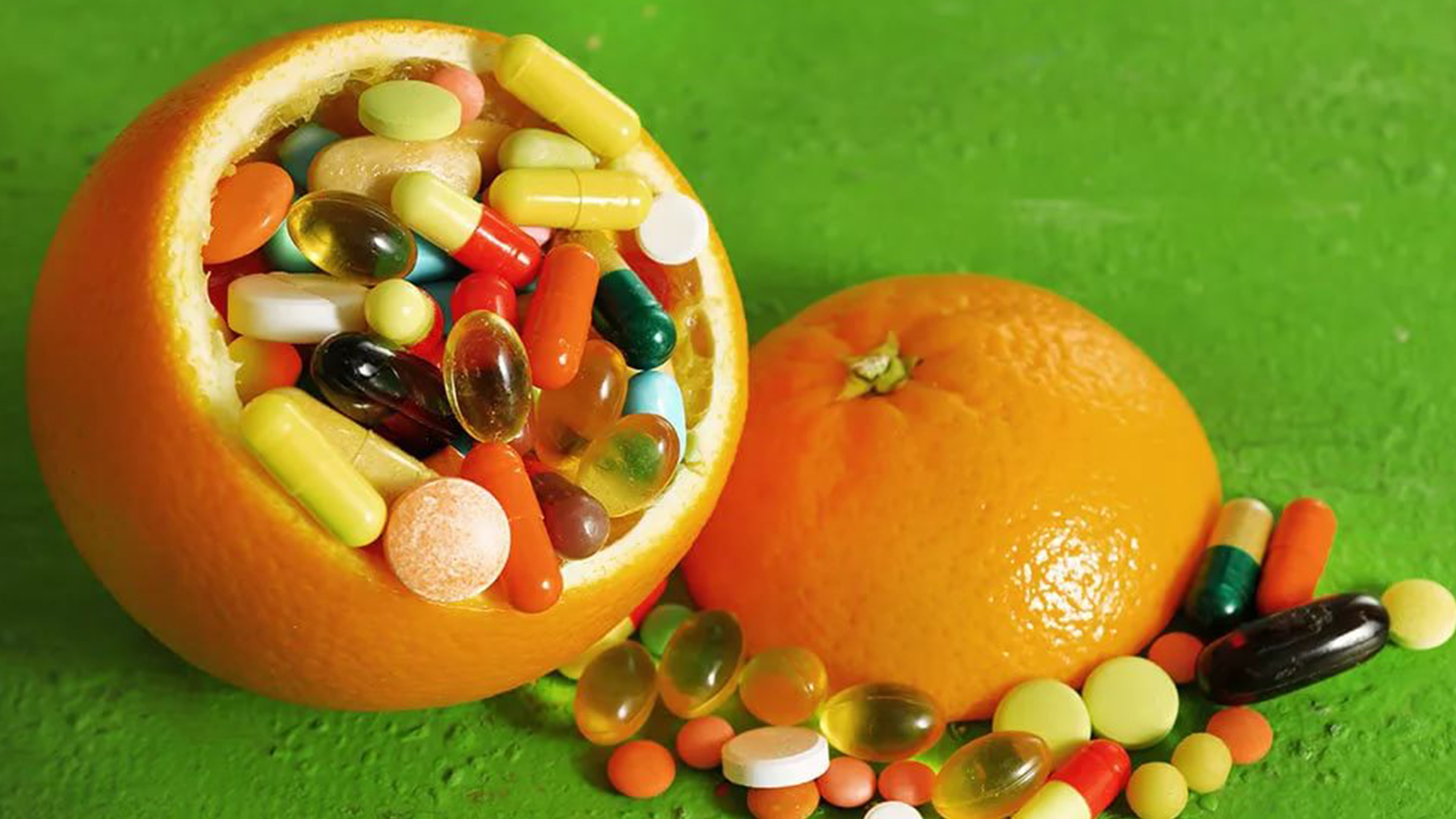 Как принимать витамины с едой. Натуральные витамины. Витамины в фруктах. Таблетки и фрукты. Здоровое питание.