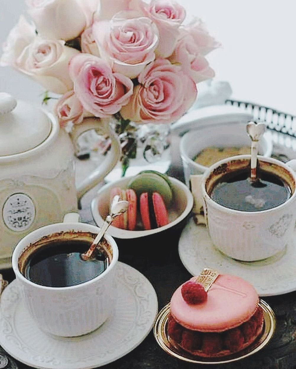 Цветы и пирожные