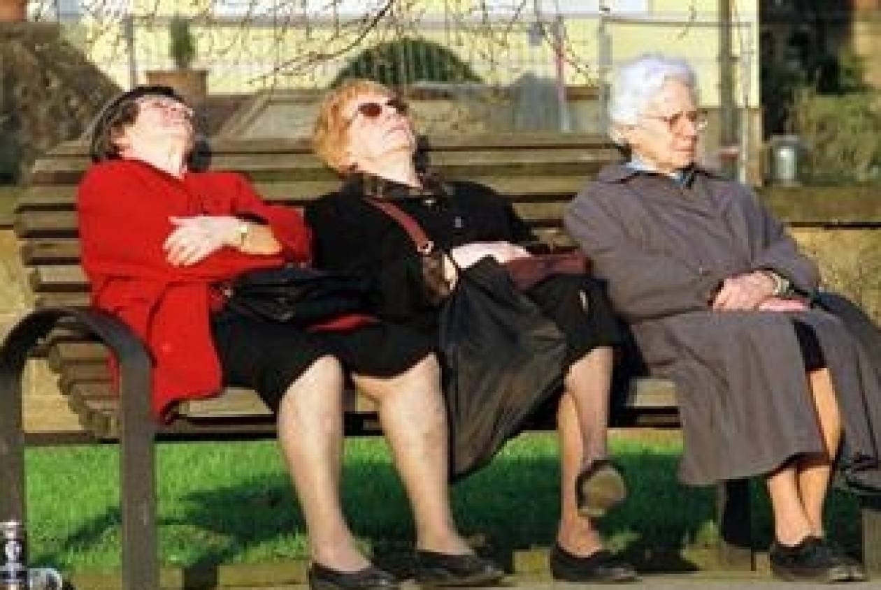 Трусы спящей бабушки. Старушки на лавочке. Бабули на скамейке ноги. Бабки на лавке. Две пожилые женщины на лавочке.