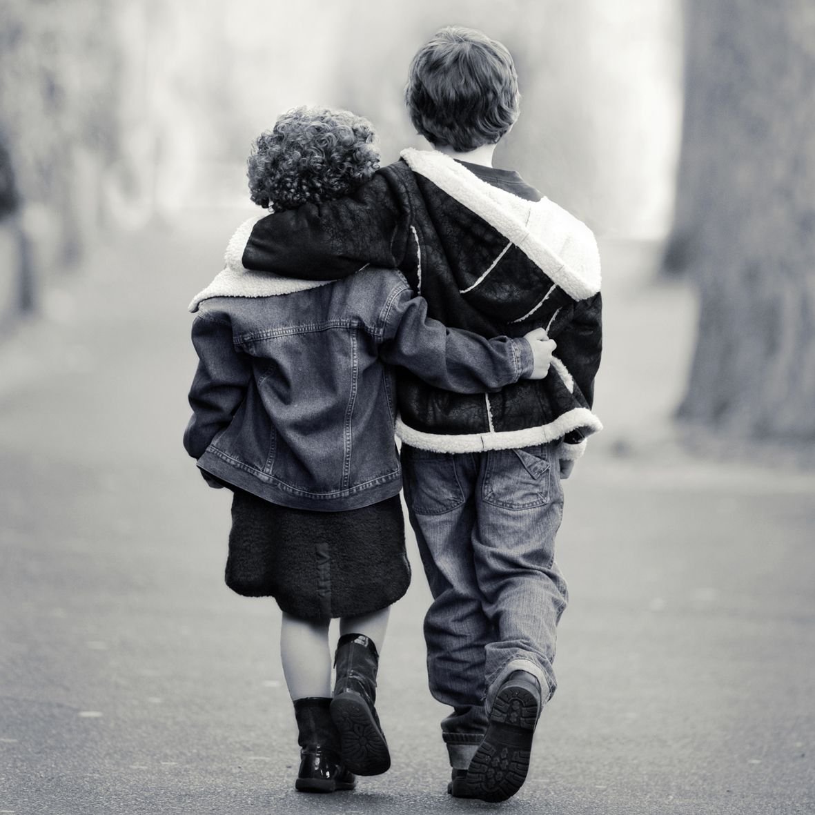 Братья обнимаются