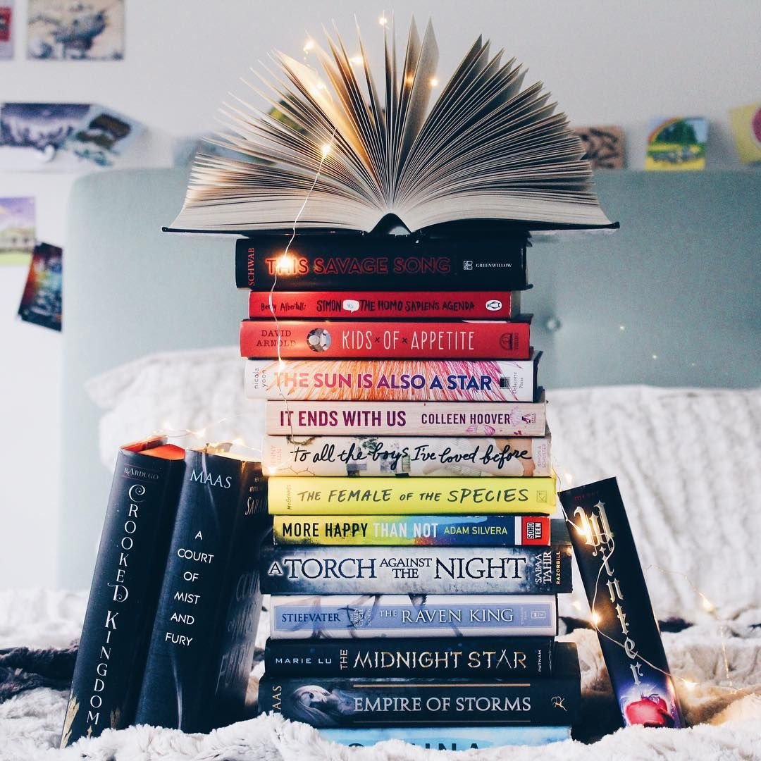 Фотографирует книгу