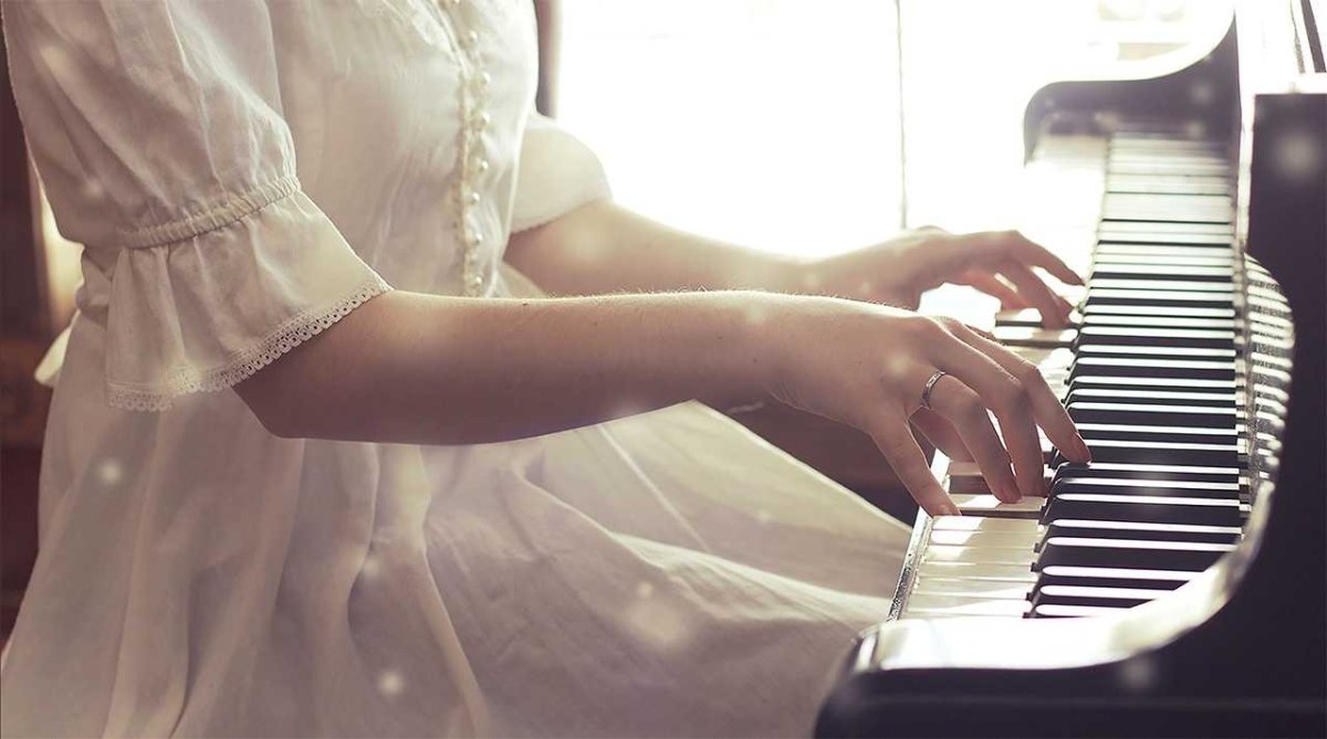 Женские руки на рояле