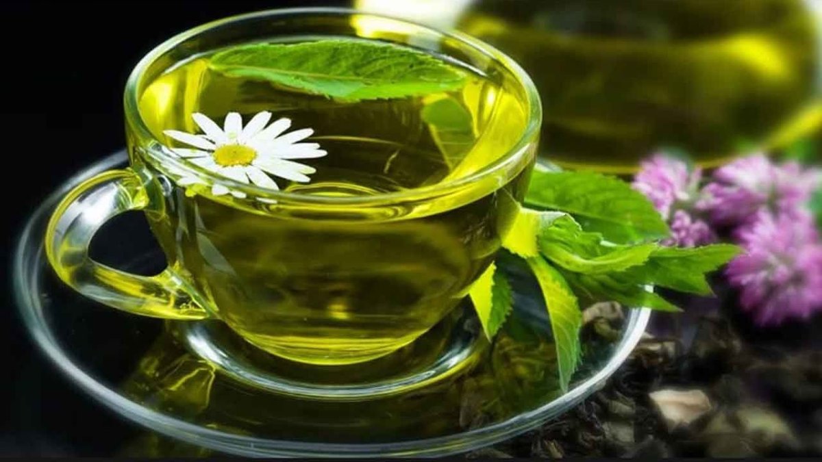 Зеленый чай в кружке