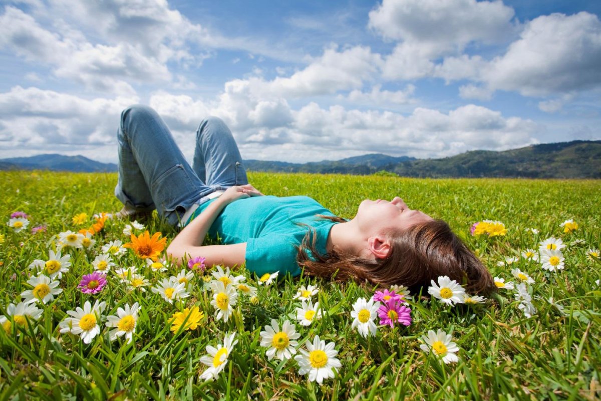 Валяться в траве