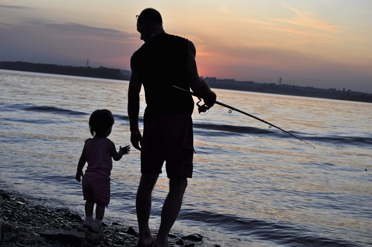 Ребенок на спине у папы