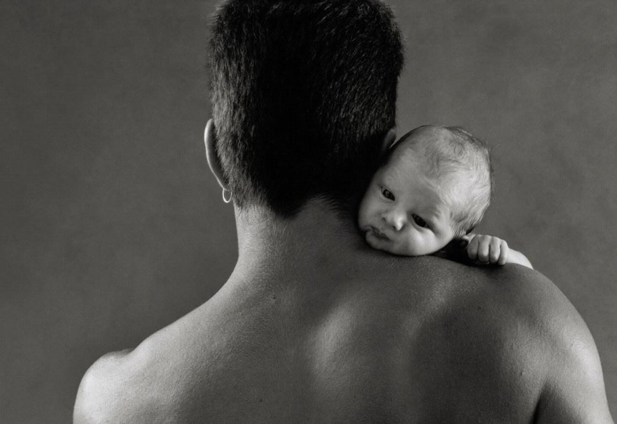 Мужчина с ребенком со спины