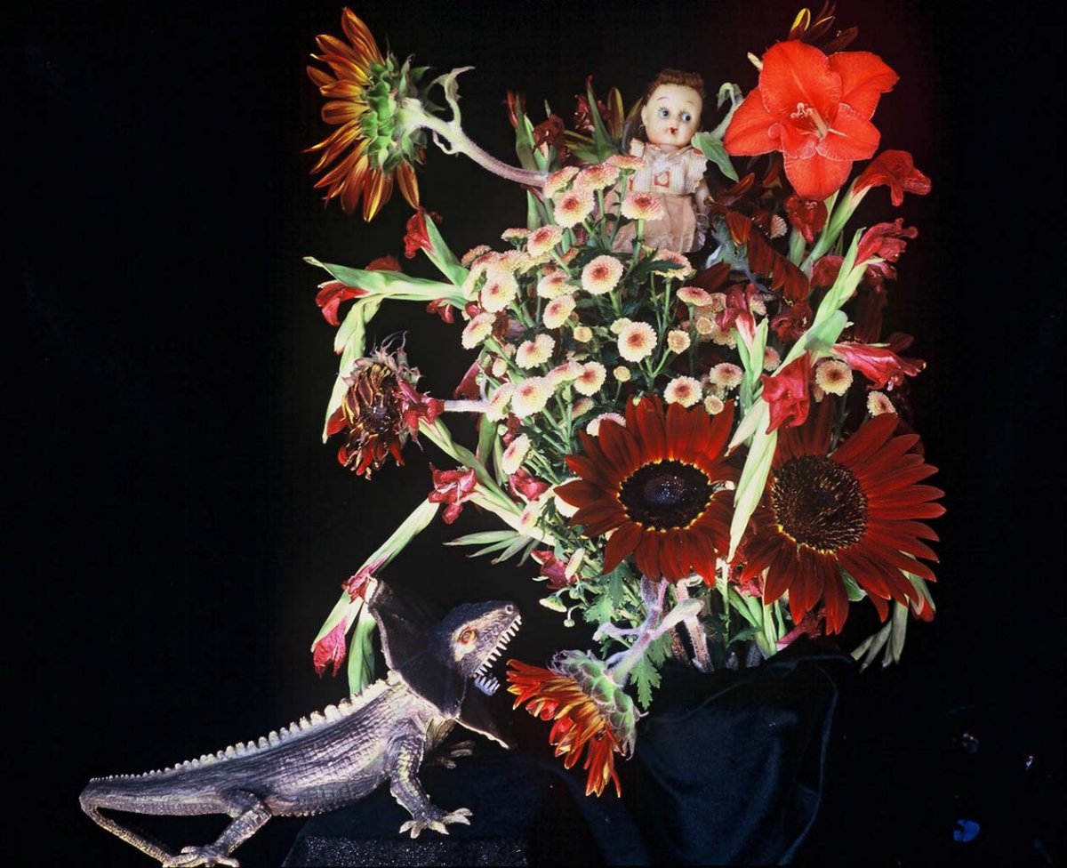 Цветы летят на сцену