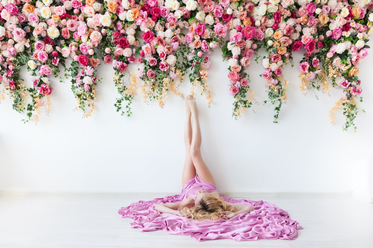 Фотосессия на фоне цветочной стены