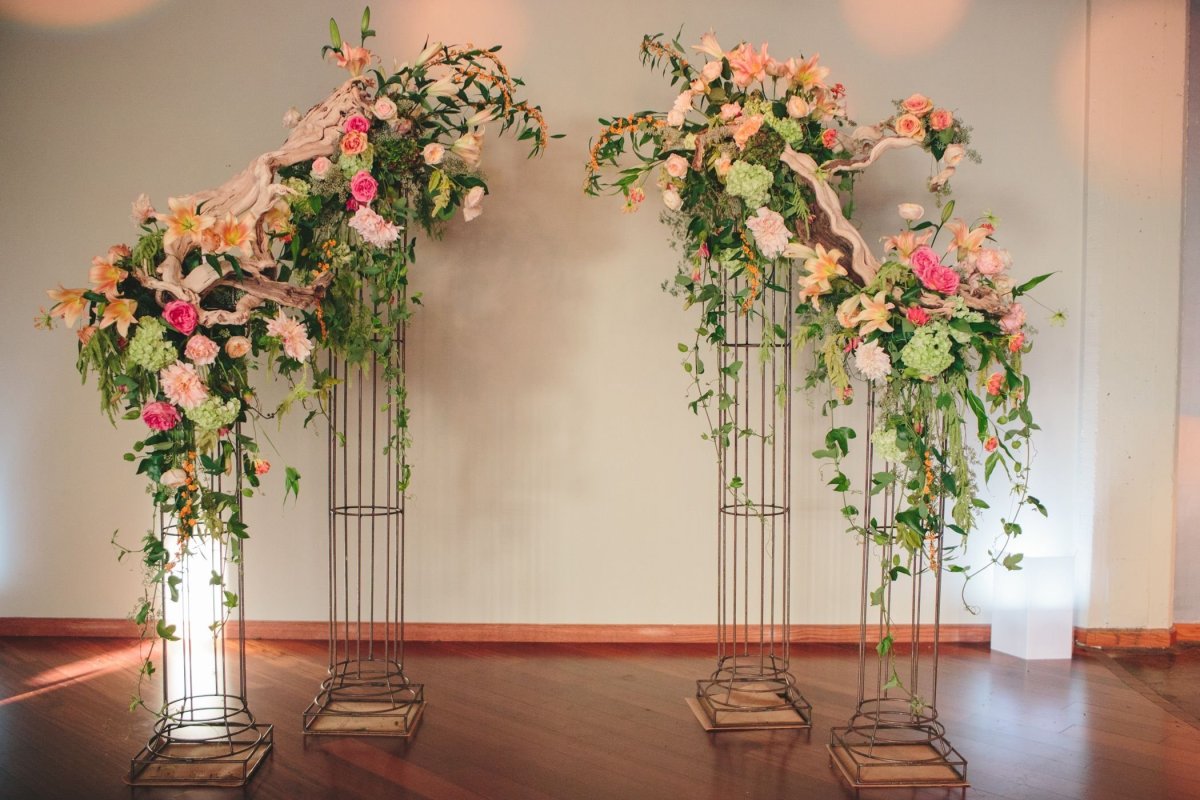 Декор искусственными цветами