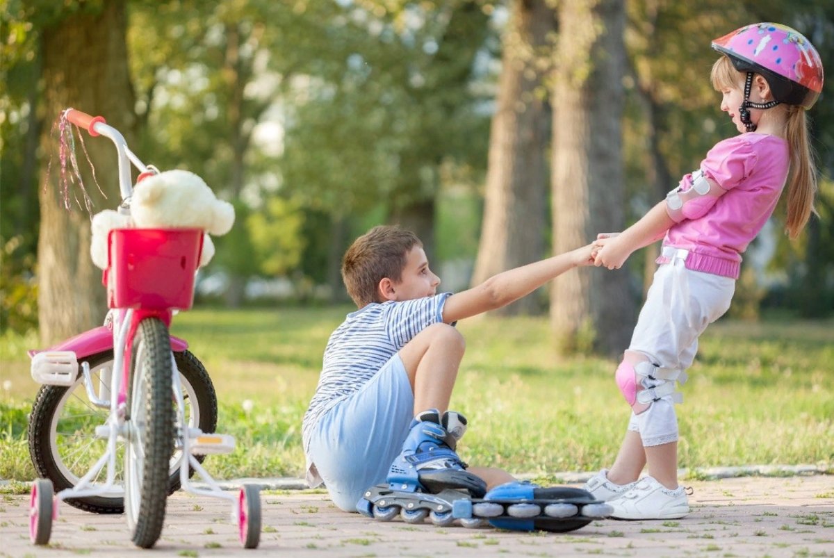 Люди помогают друг другу