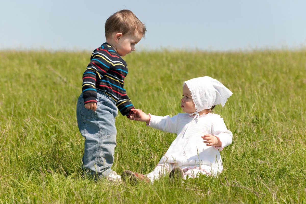 Девочки помогают друг другу