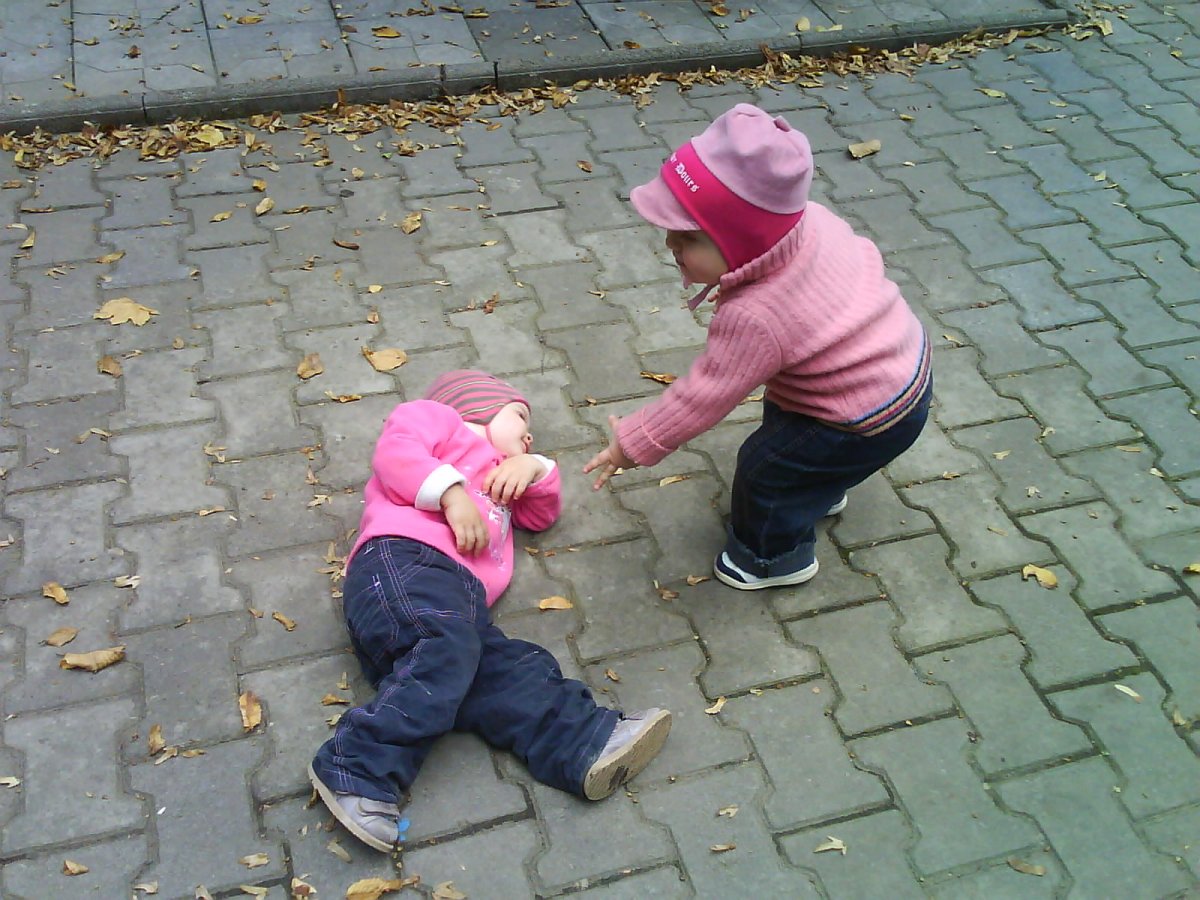 Дети помогают друг другу