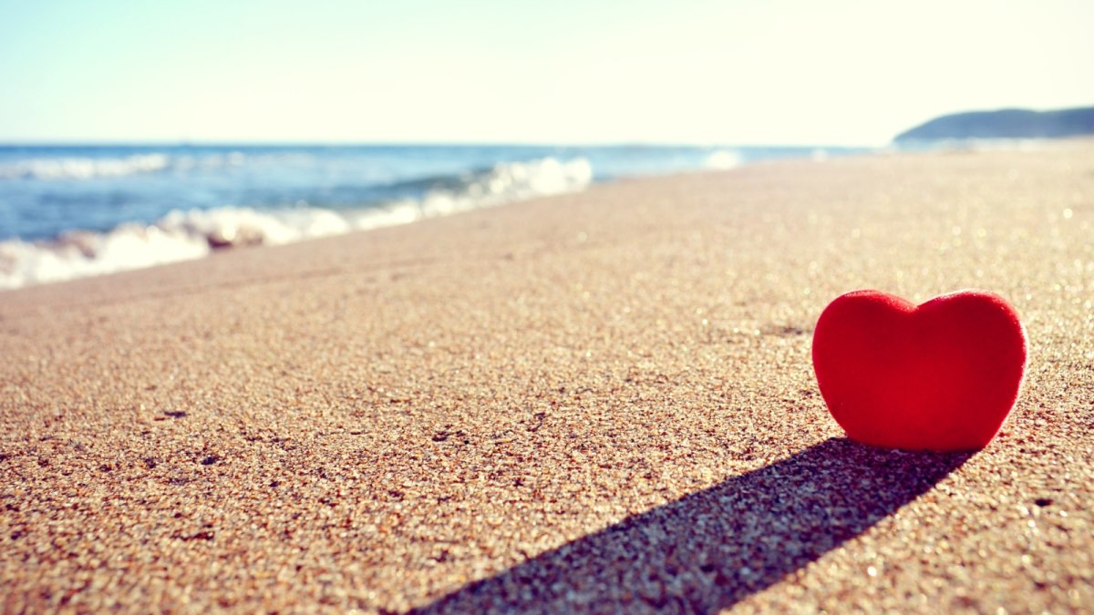 Красивое сердечко на пляже