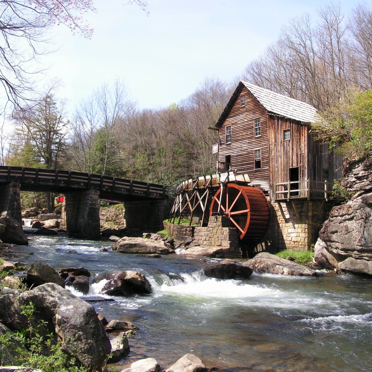 Водяная мельница на узкой речке Шукшум, в Ошминском.