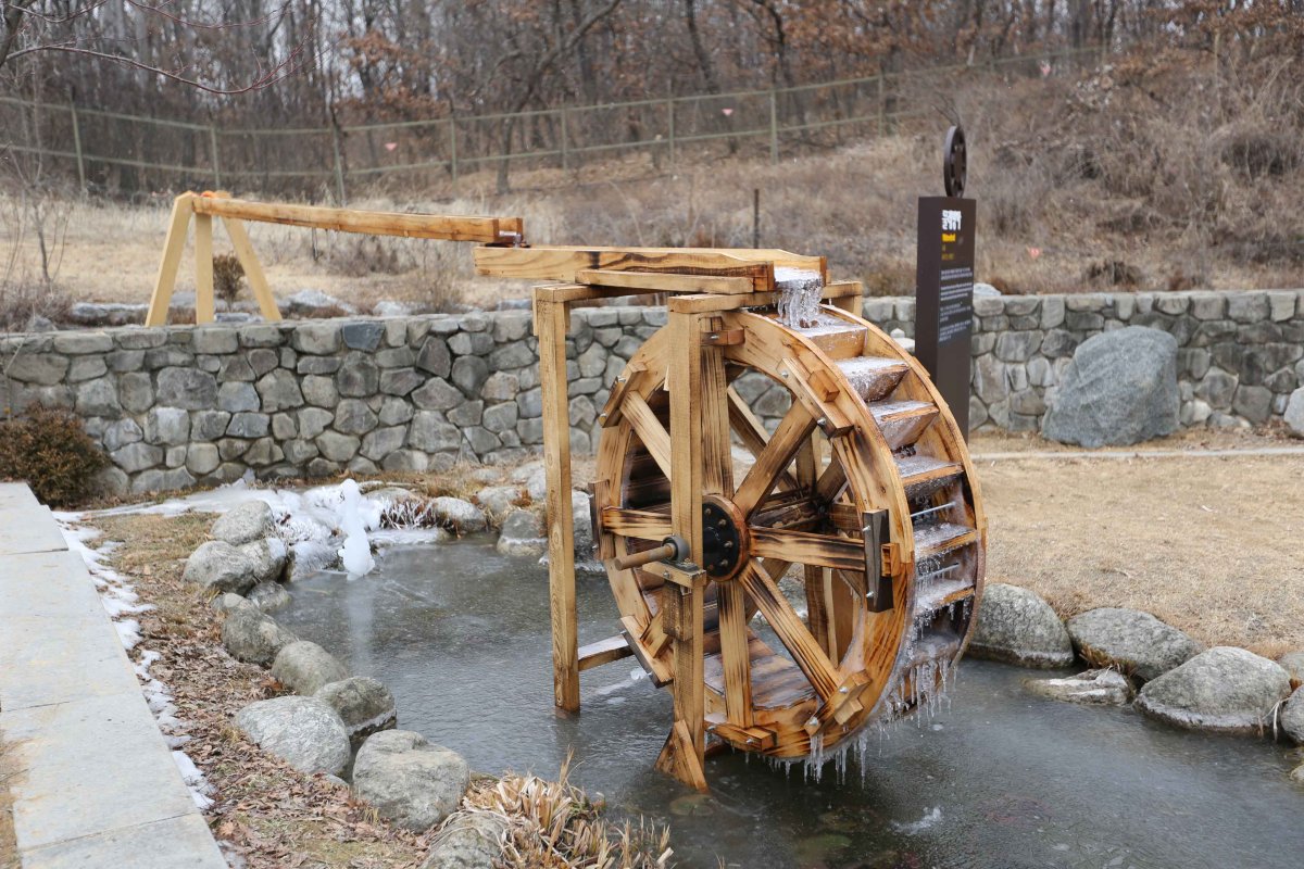 Жернова водяной мельницы мельницы