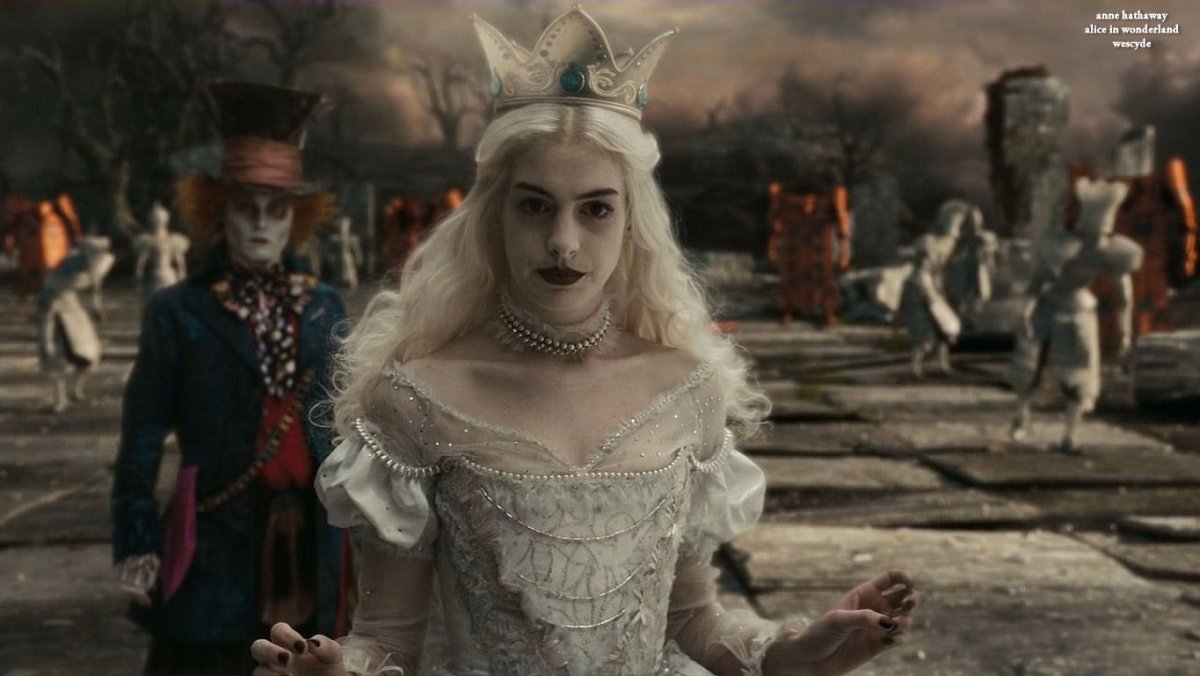 Алиса в стране чудес 2010 белая Королева