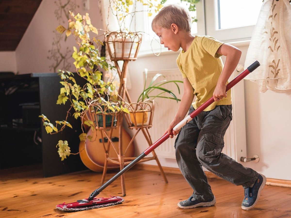 Убираться в комнате